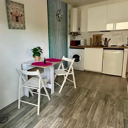 Bright Studio With Balcony At The Foot Of The Sea Nice